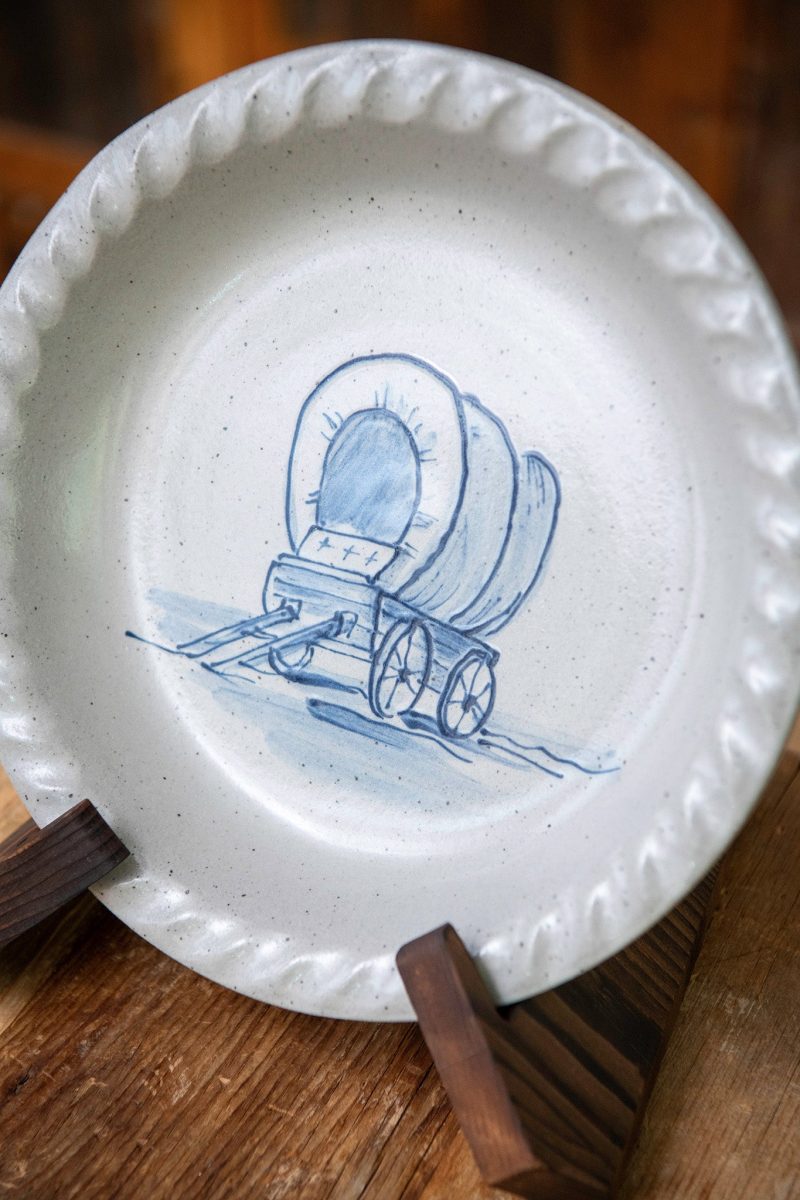 covered wagon pie dish 02