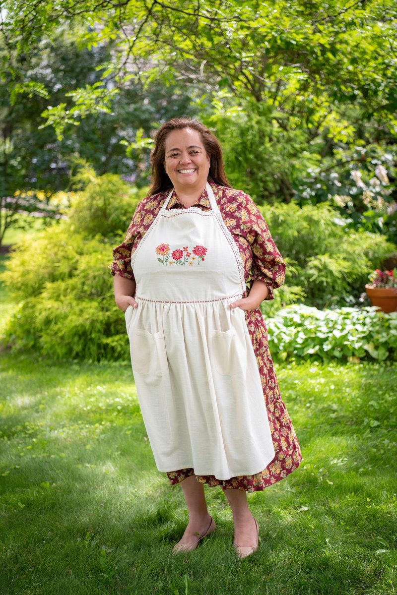 dahlia embroidered apron plus 01 1